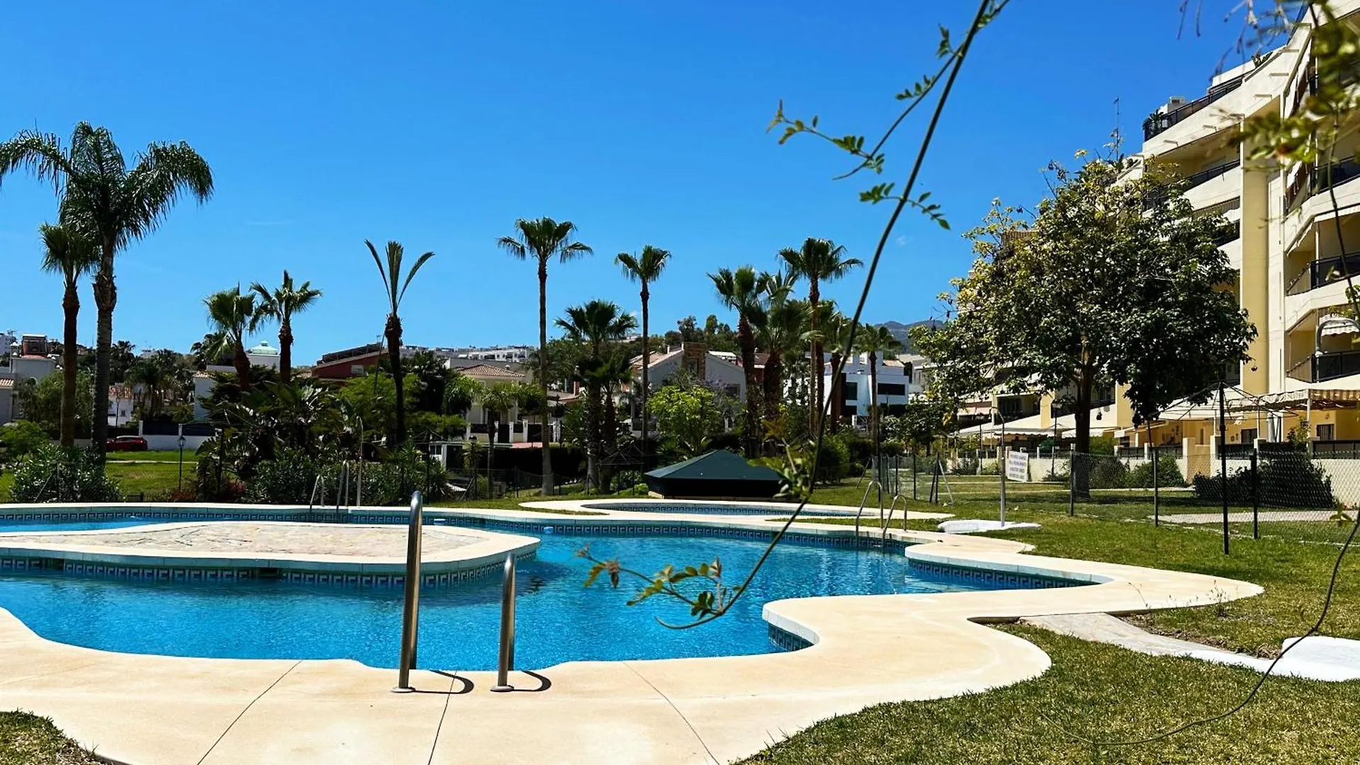 Bri - Amplio Apartamento Con Terraza, Piscina, Tenis, Padel, Playa A 5 Minutos Torremolinos